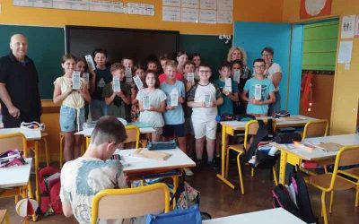Ecole.CM2 Remise de calculettes aux CM2